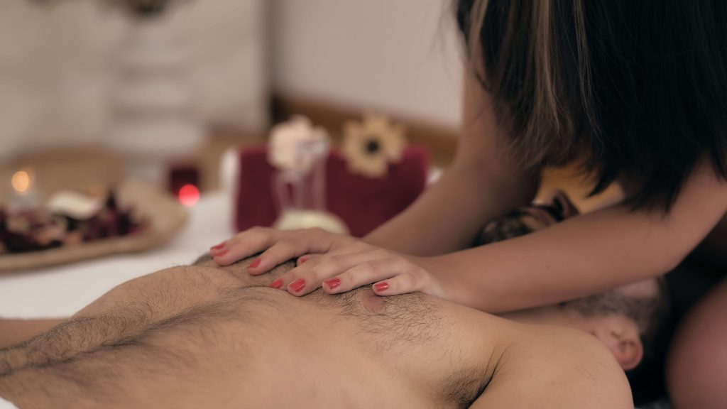 Înveți să te deschizi în fața intimității: Vindecarea emoțională prin masajul tantric